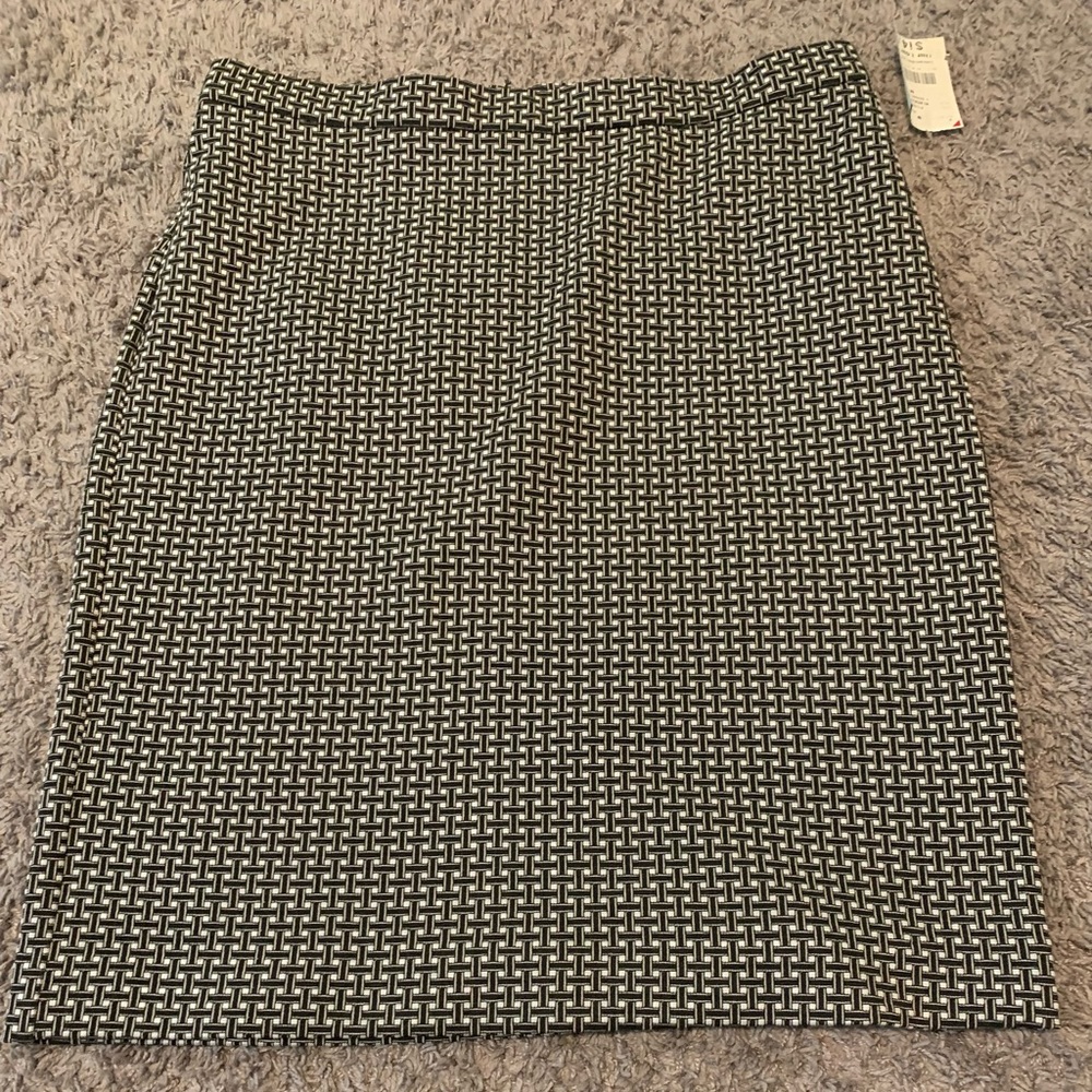Clearance Premise NWT!  knee length skirt size M. Black & White